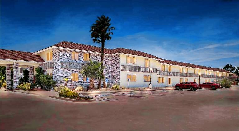 HomeTowne Studios by Red Roof Ridgecrest — photo 3