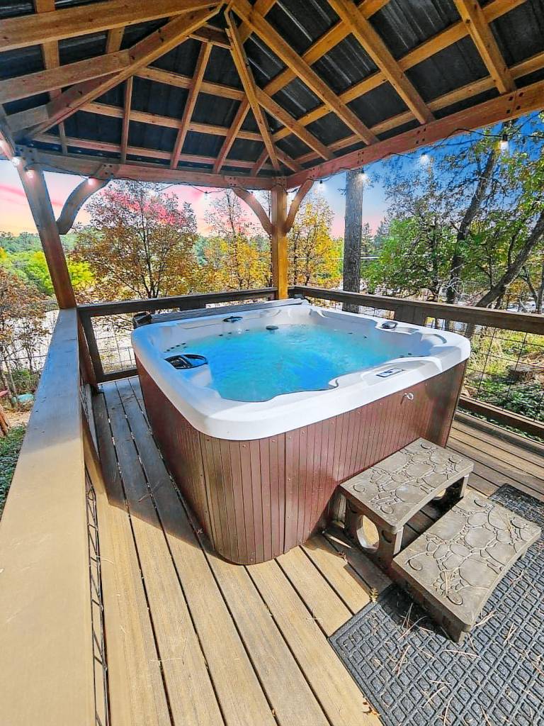 Child-friendly ample cabin with hot tub & grill | Mountain view | Pet-friendly in Ruidoso, NM