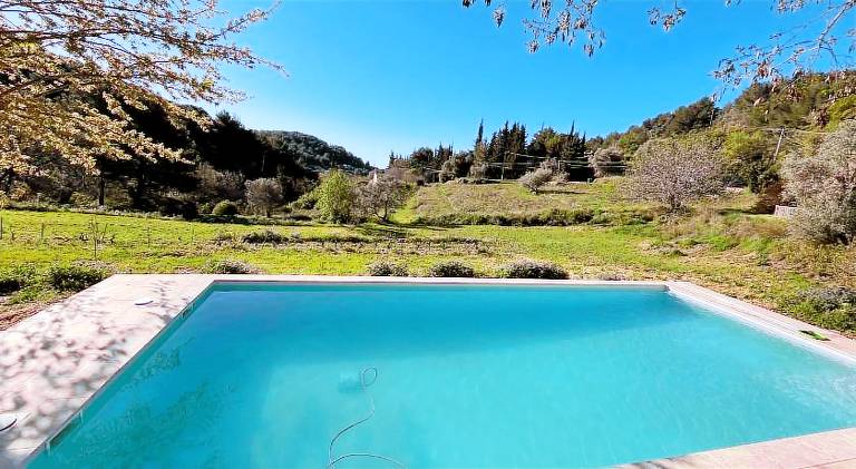 House with pool — photo 3