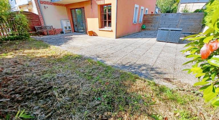 Apartment with patio — photo 5