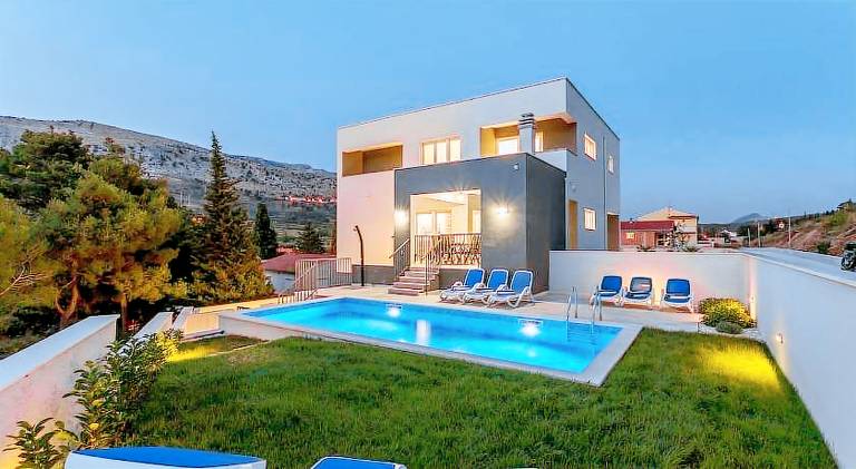 Villa with sauna, hot tub & pool in Podstrana