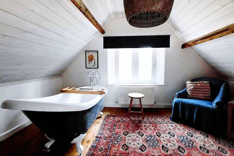 Quaint Cottage Rental Perfect for Romantic Glamping in Cumbria — photo 5