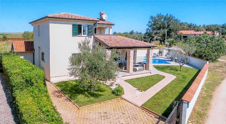 Villa with pool — photo 5