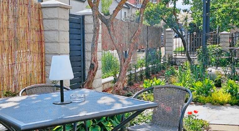 Holiday apartment with BBQ, yard & patio — photo 3
