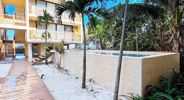 Apartment with pool — photo 5