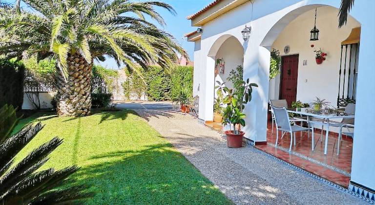 Vacation home with terrace, private pool & yard | Pets are welcome — photo 4