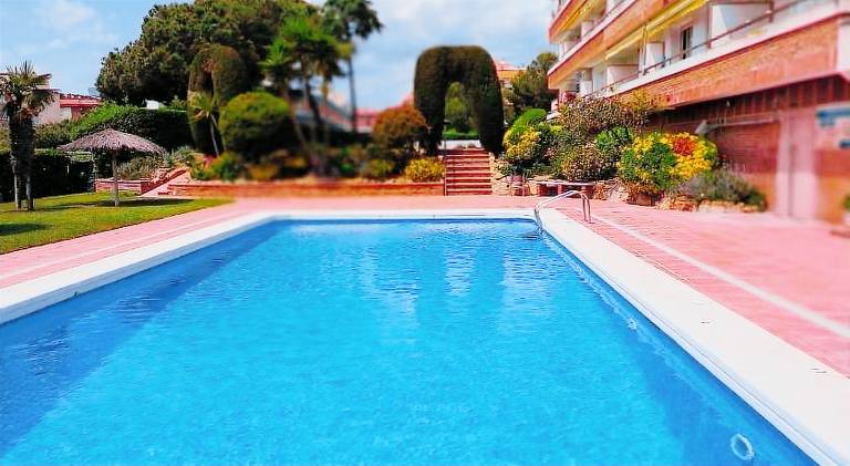 Apartment with pool — photo 3