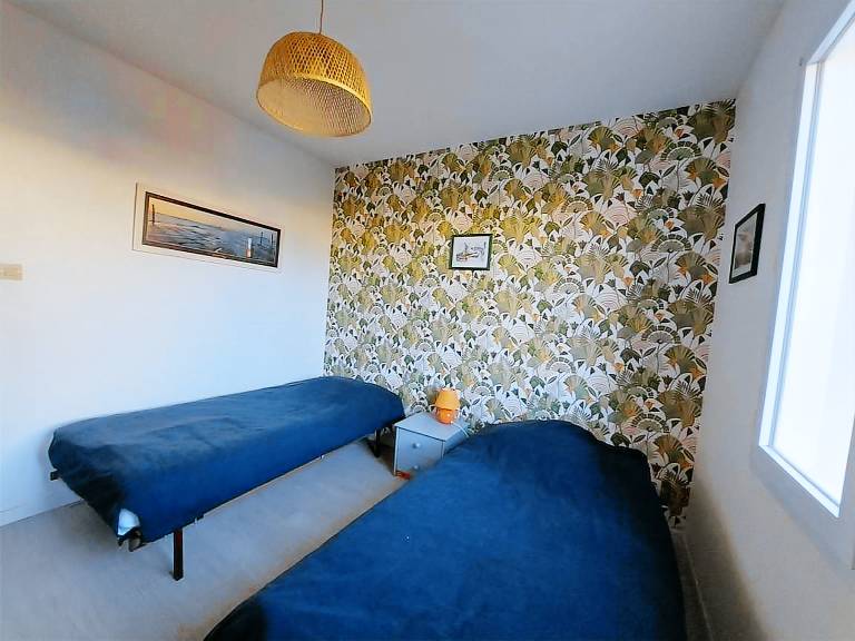 Charming 2-Bedroom Home with Garden & Garage, Close to Beach, Pet-Friendly, WiFi Available — photo 5