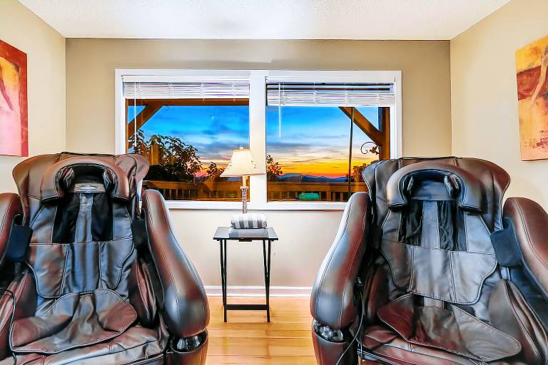 Incredible Views! Massage Chairs, Hot-tub, WiFi — photo 3