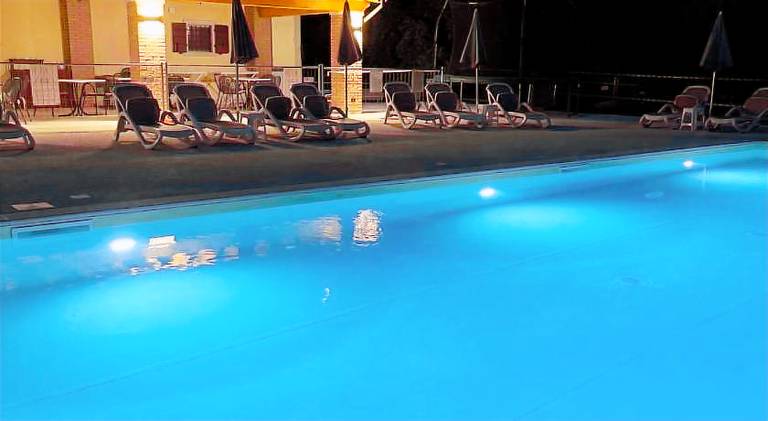 Serviced apartment with yard, hot tub & pool | Suitable for remote work — photo 5