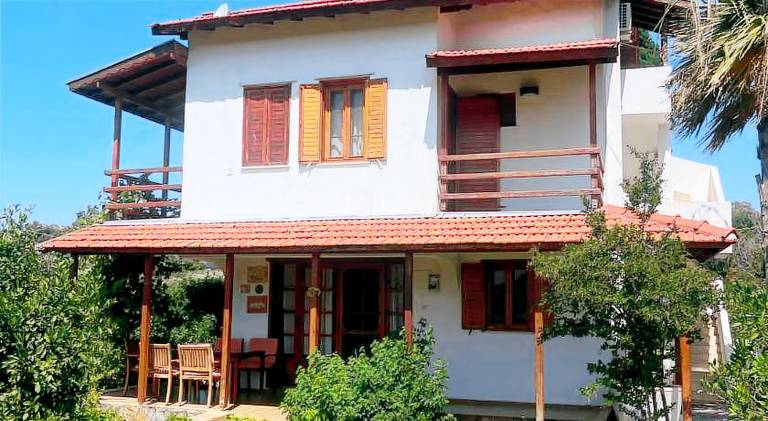 House with garden, pool & patio in Izmir