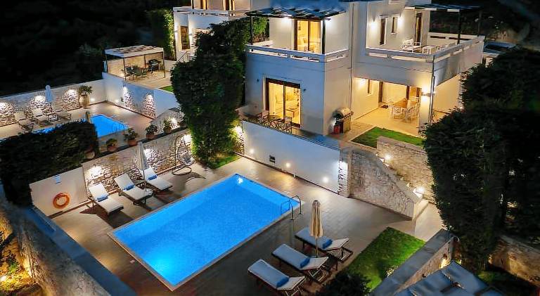 Villa with pool — photo 3