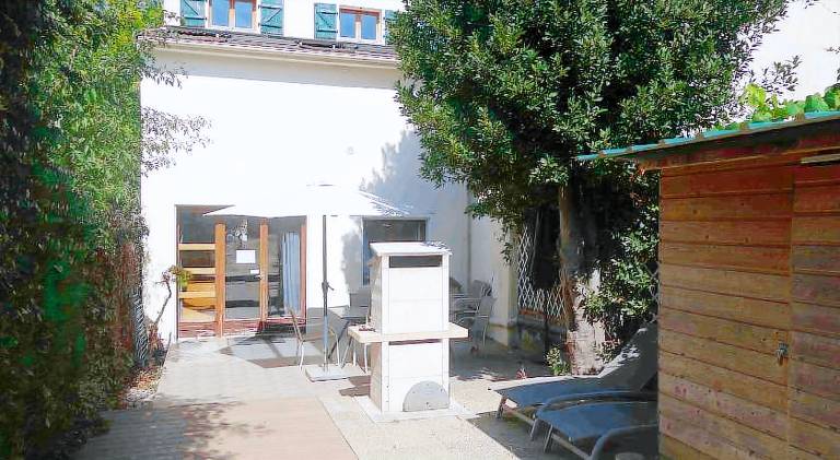 Vacation home with patio, barbeque & garden | Suitable for remote work in Suresnes