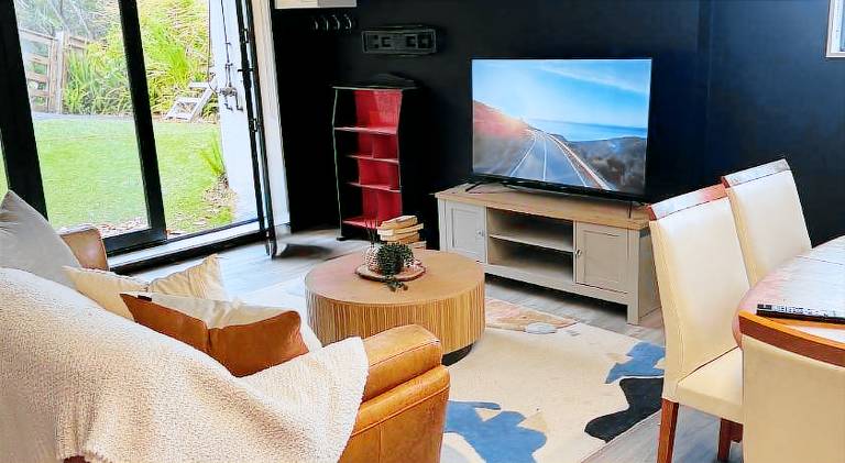 Sandy Toes & Netflix Nights, Relaxing Auckland Retreat — photo 2