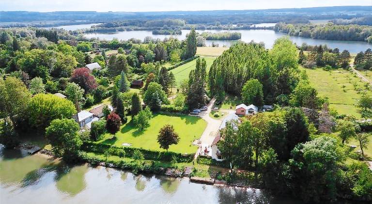 Lodge with garden, patio & barbecue in Rouen