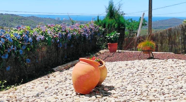 Fully equipped apartment with yard & patio | Perfect for remote work | Pets allowed in Sitges