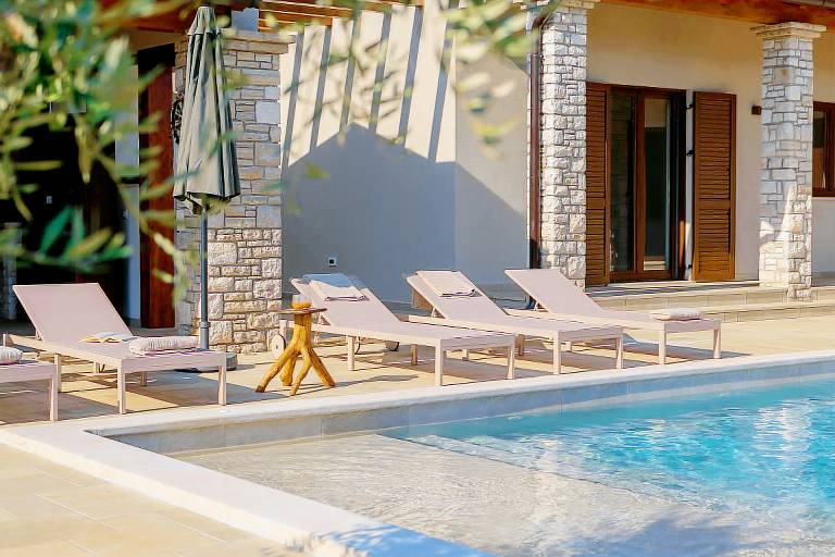 Villa with patio, pool & barbeque — photo 4