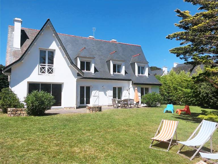 Fully equipped vacation home with yard & patio | Beach nearby | Dogs allowed — photo 2