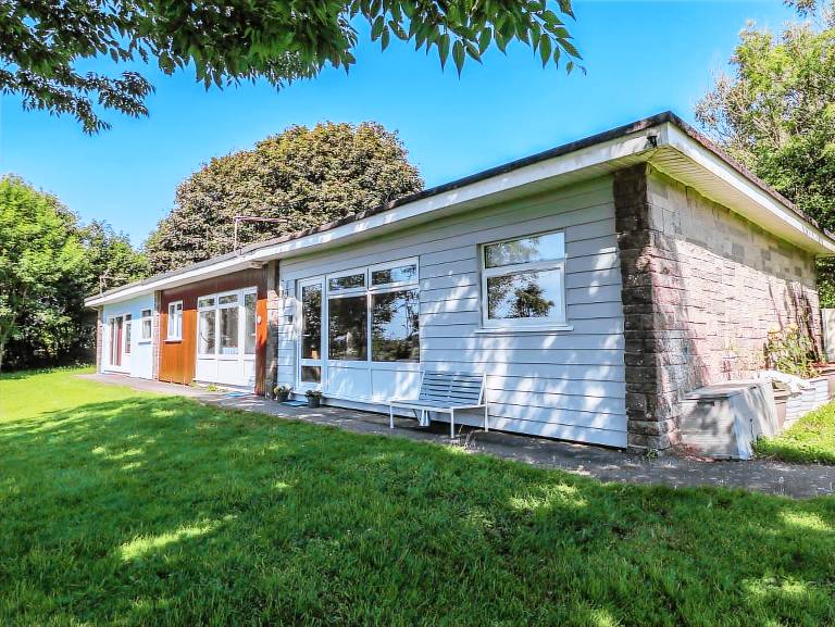 Family-oriented cottage with garden | Pets are welcome in Dartmouth