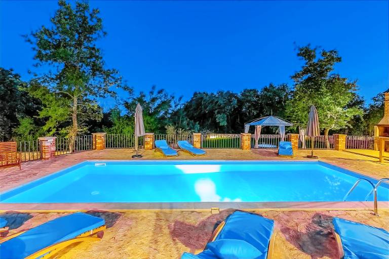 4 BD villa with pool and extra large garden — photo 4