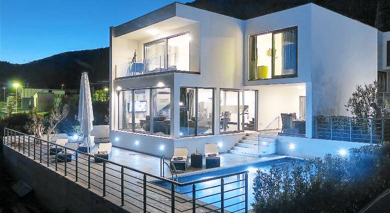 Villa with yard, barbecue & private pool | Pet-friendly — photo 3