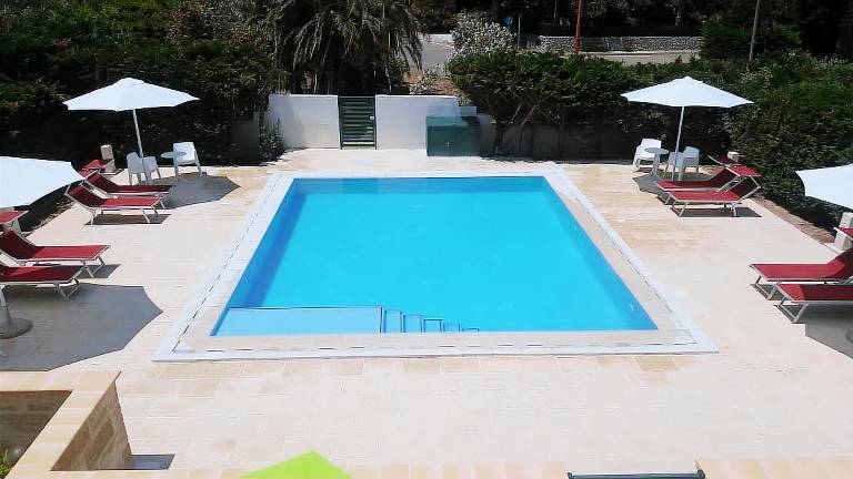 Family-friendly lovely vacation home with grill, yard & private pool | Garden view | Dogs allowed — photo 5