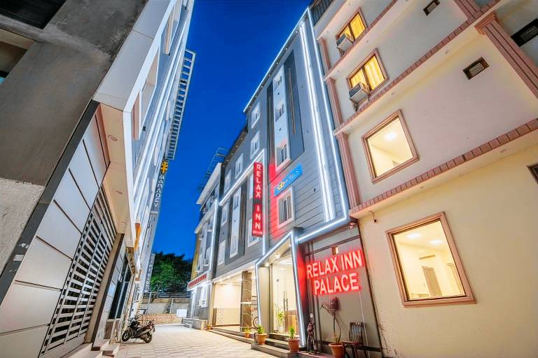 FabHotel Relax Inn Palace