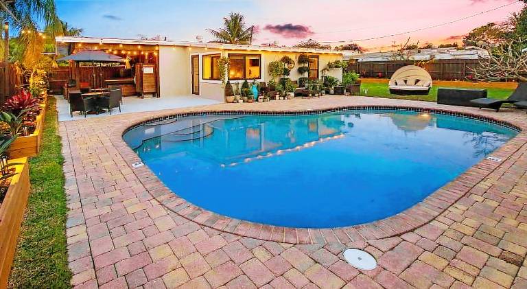 Big villa with pool | Pets are welcome in Pompano Beach, FL
