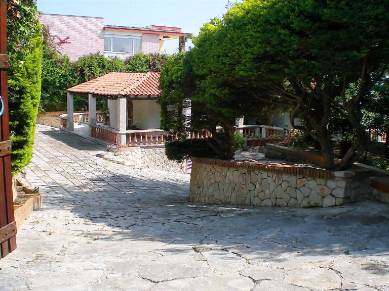 Villa with garden, terrace & private pool | Beach view — photo 3