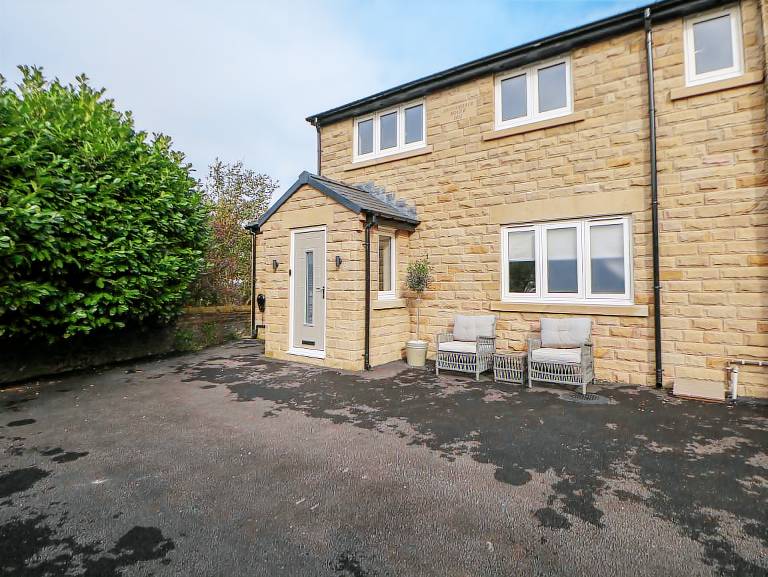 Child-friendly cottage with yard | Pets allowed in Buxton