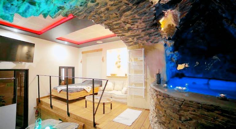 Apartment with hot tub & pool — photo 2