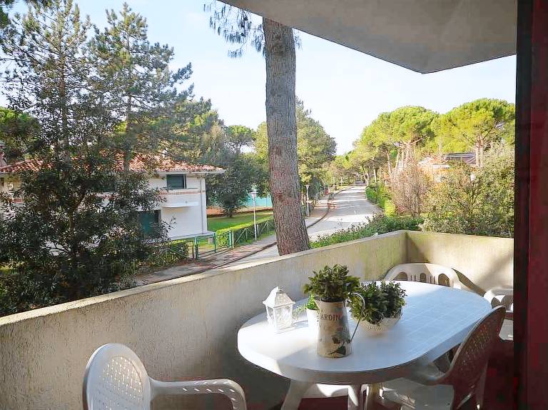 Apartment with yard & barbeque — photo 2
