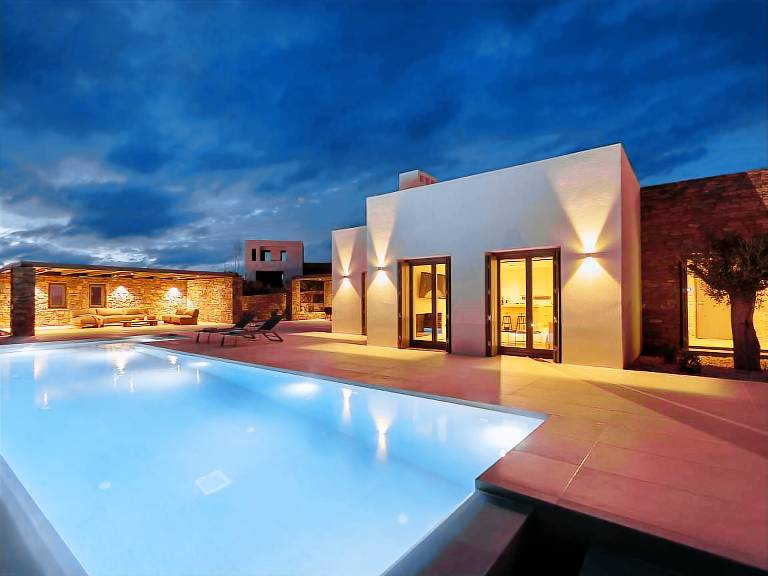 Fully equipped big vacation home with terrace, private pool & barbeque | Next to the beach | Pets are welcome in Paro