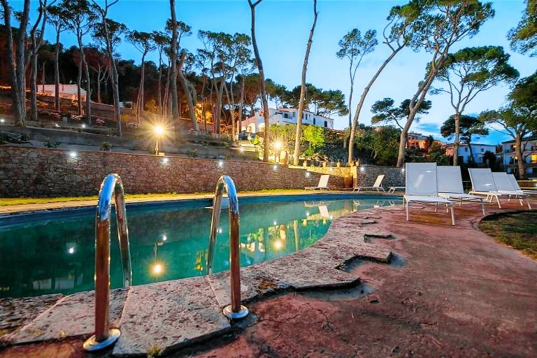 Fully equipped spacious villa with yard, pool & BBQ | Close to the beach | Suitable for remote work | Dogs allowed in Calella