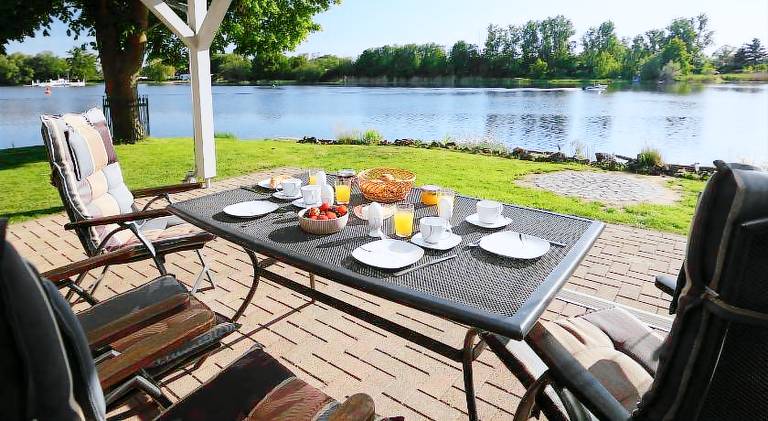 Holiday apartment with patio, garden & barbeque — photo 3