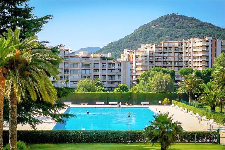 Rental apartment with yard, patio & pool in Mandelieu-La-Napoule