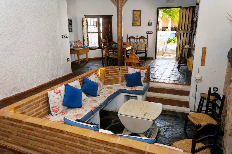 Vacation home with garden & pool — photo 5