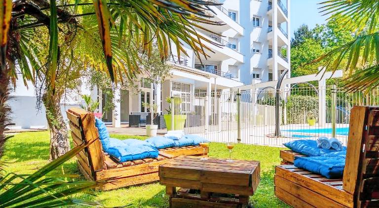 Serviced apartment with garden, pool & terrace — photo 5