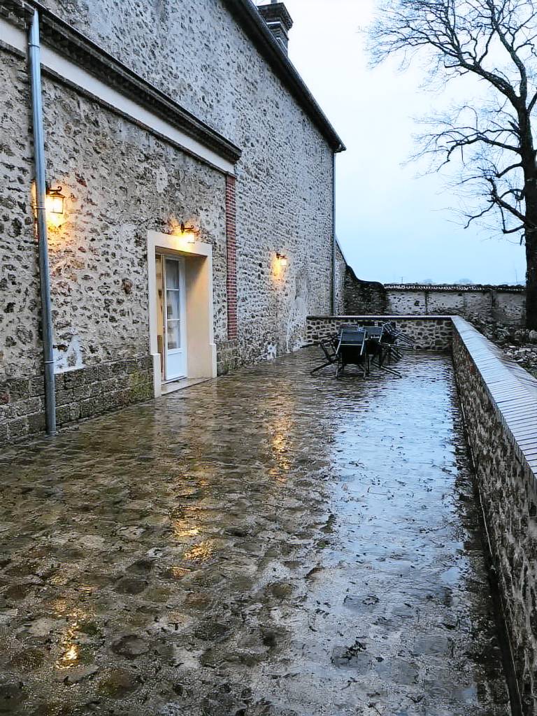 Gite with barbeque, yard & patio — photo 4
