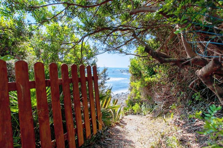 Fully equipped vacation home with terrace, yard & fast internet | Garden view | Close to the beach | Dogs allowed — photo 4