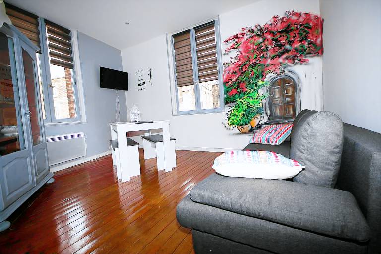House with garden, BBQ & patio | Water view in Laon