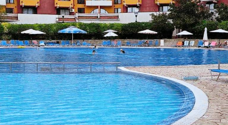 Rental apartment with yard, pool & terrace | Beach nearby | Pet-friendly — photo 3