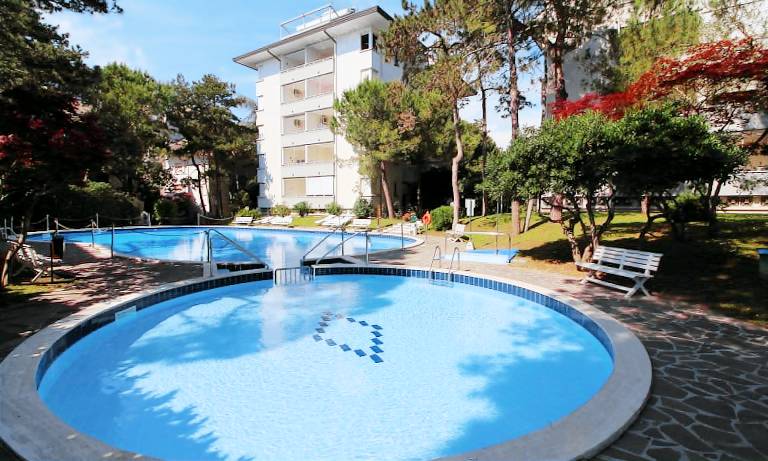 Rental apartment with yard, terrace & pool | Garden view in Udine