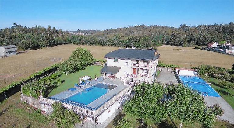 House with pool — photo 5
