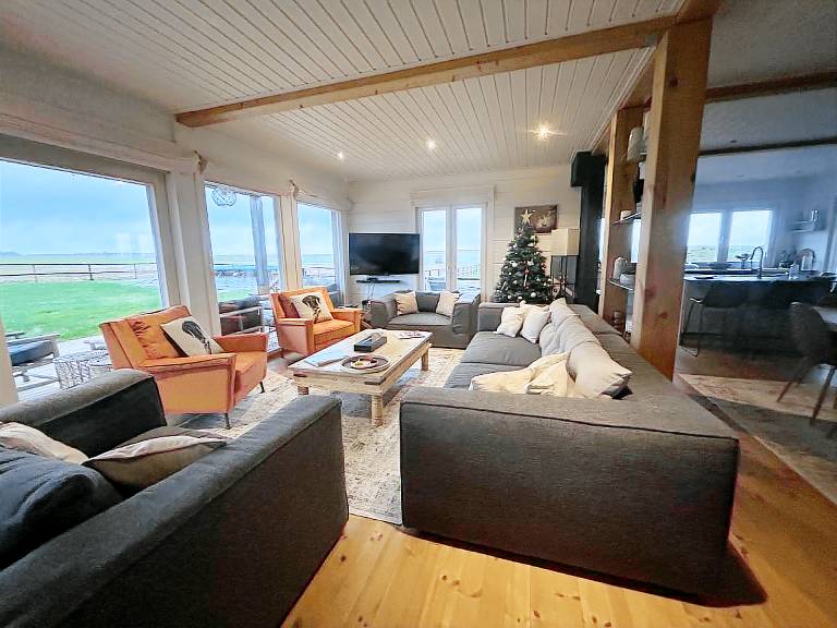 Spacious vacation home with yard, pool & sauna | Pet-friendly — photo 5