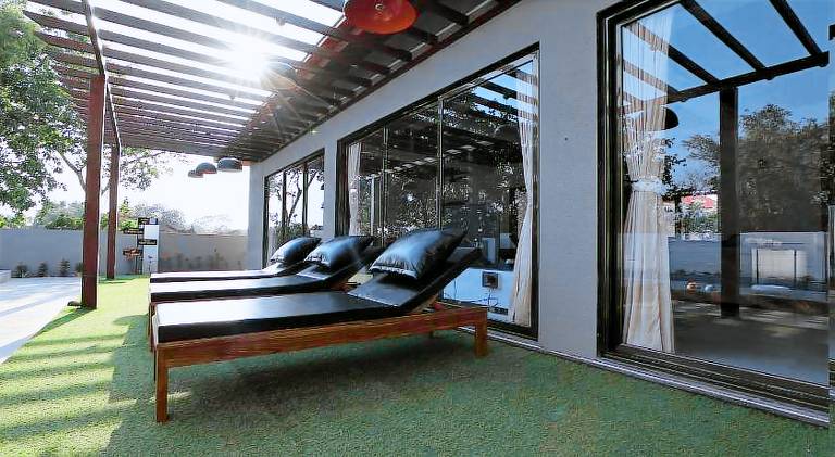 Villa with pool — photo 4