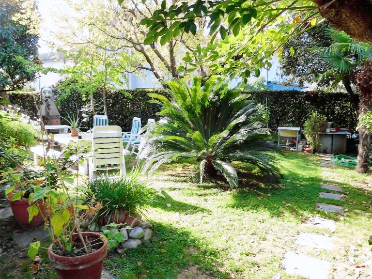 Holiday apartment with garden & barbeque — photo 2