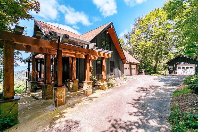 Vacation home with barbeque & garden | Mountain view — photo 2