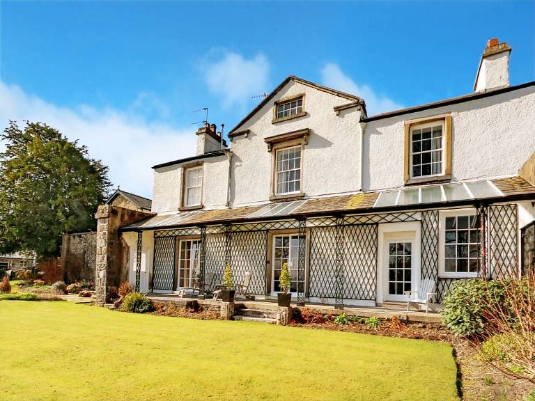 Fully equipped holiday apartment with yard | Water view | Pets allowed in Grange-over-Sands