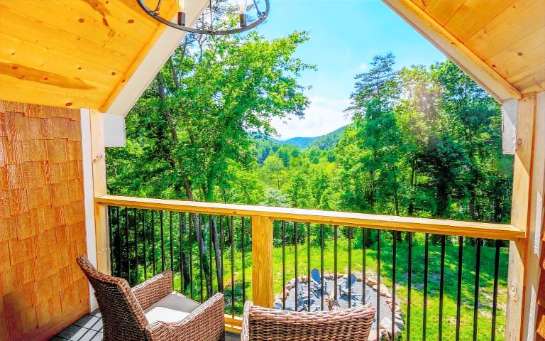 Eagle's Flight - Peaceful seclusion plus a fire pit and hot tub! — photo 5